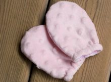This wonderful designer has produced a FREE video tutorial and FREE pattern showing you how to make some Soft Baby Scratch Mittens. You will learn how to make these adorable and extremely soft baby mittens, perfect for cold weather and to prevent scratching.