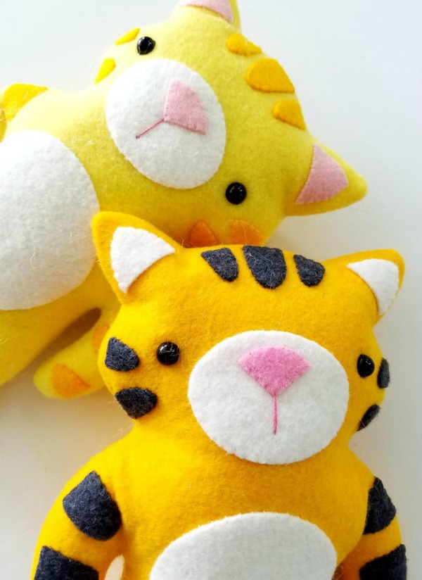 We love to share toys here on Sew Modern Bags and this is one of our favorites. The kitty and tiger felt softies are both fun and simple to make!