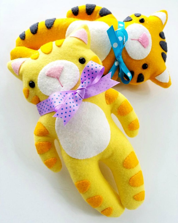 We love to share toys here on Sew Modern Bags and this is one of our favorites. The kitty and tiger felt softies are both fun and simple to make!