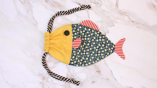 Fish Drawstring Bag DIY Fish Drawstring Bag sewing tutorial (+ video) - Sew Modern Kids